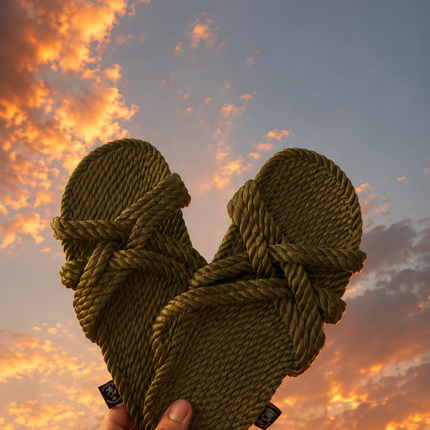 Sandalias Slip On Cardanam en forma de corazón contra un atardecer